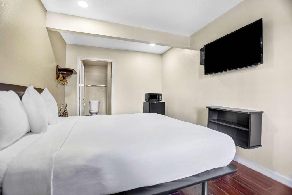 Deluxe King Room - Non-Smoking interior