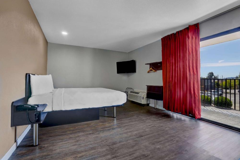 Deluxe King Room - Non-Smoking interior